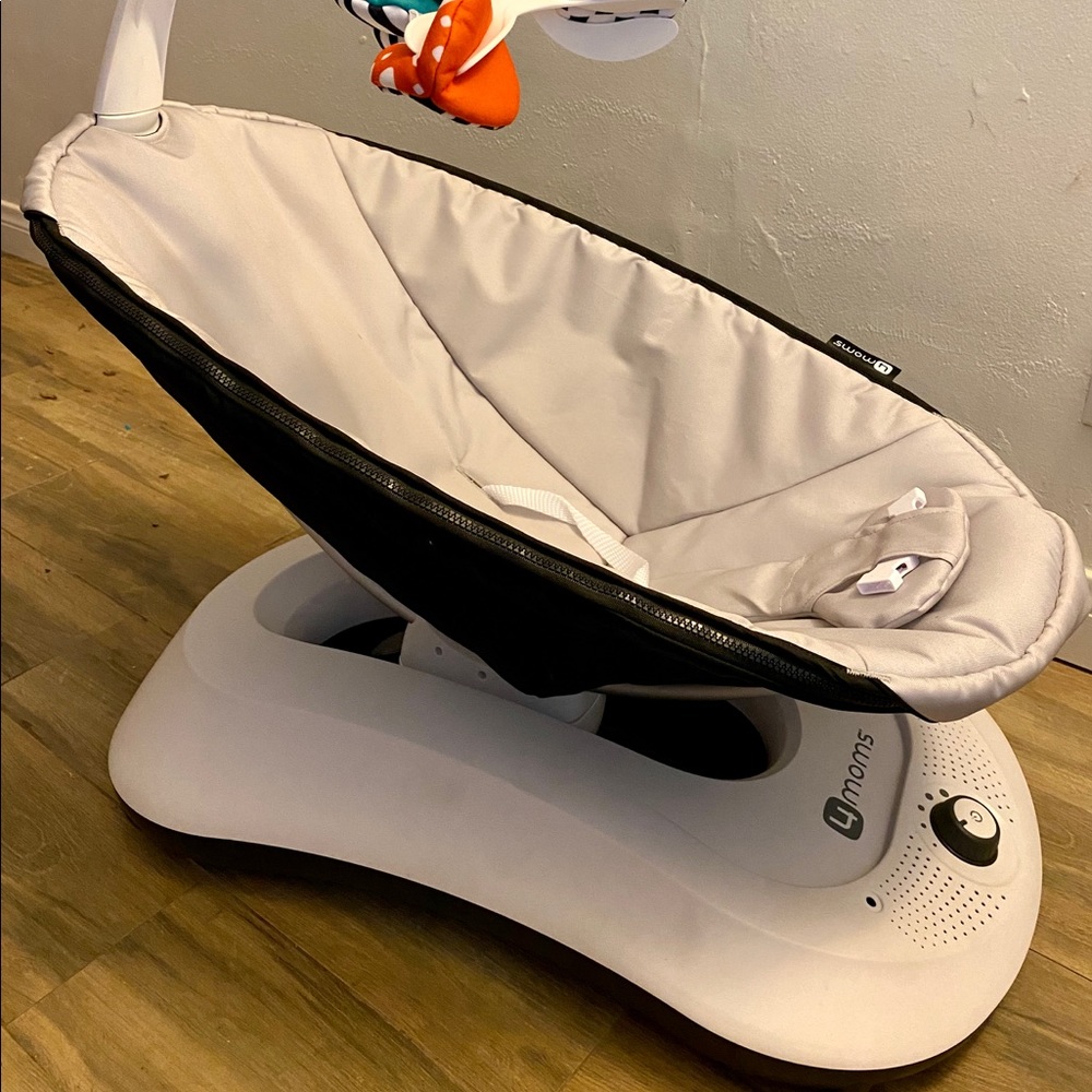 4moms RockaRoo (Brand New) OBO